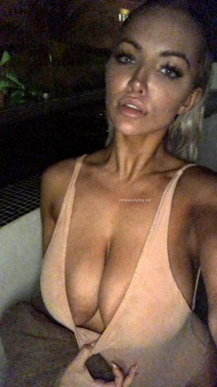 Lindsay pleas Nude Video and Photos