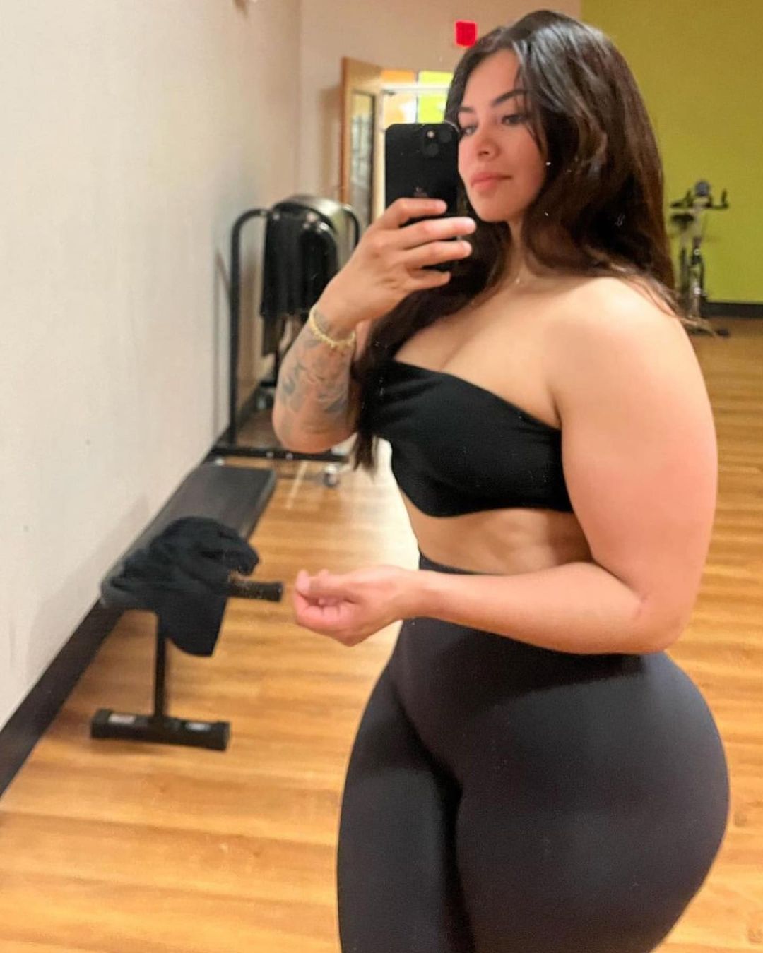 lizzloveslifts Thick Fit Girl Selfie Photos (2)