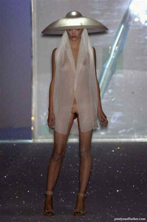 Leah De Wavrin Nude Sexy Photos