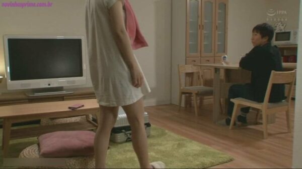 Naughty sister took advantage that the parents traveled to seduce