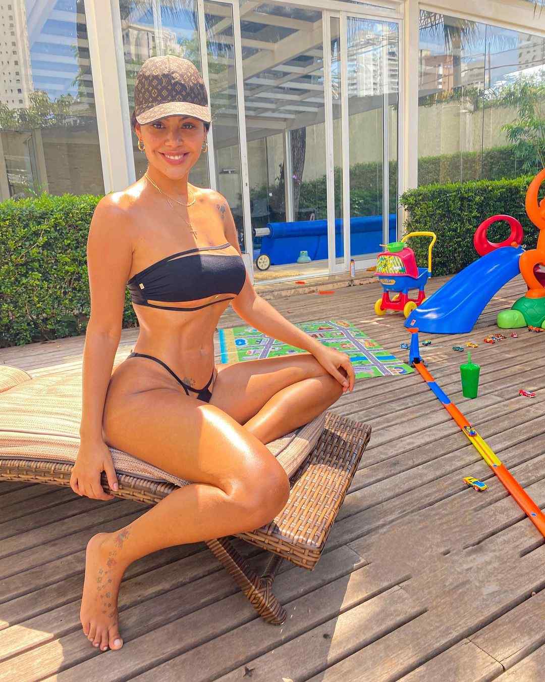 Aline Bernardes Nude See Through Video and Photos