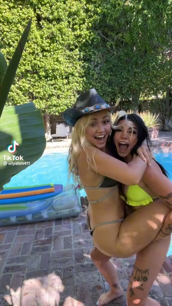 Upvote for a 3some 🔥🤤 – Onlyfans Girl Nude Sexy