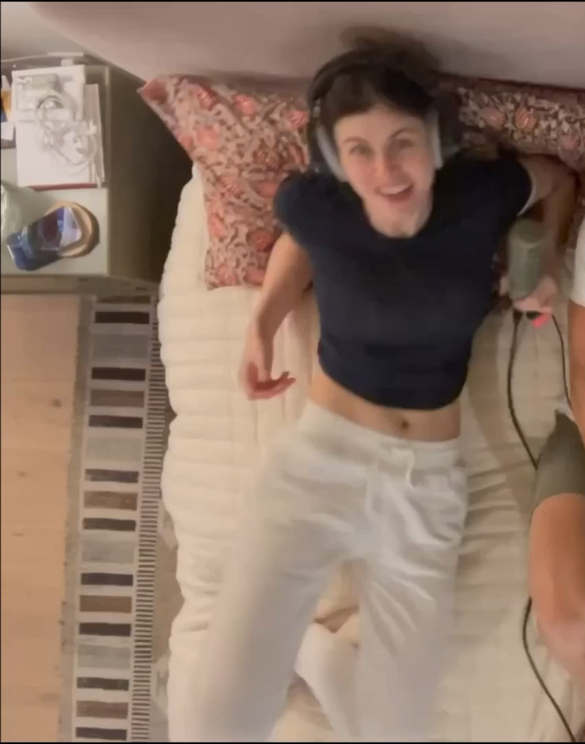 Alexandra Daddario on YT Nude Sexy Video Leaked – 282