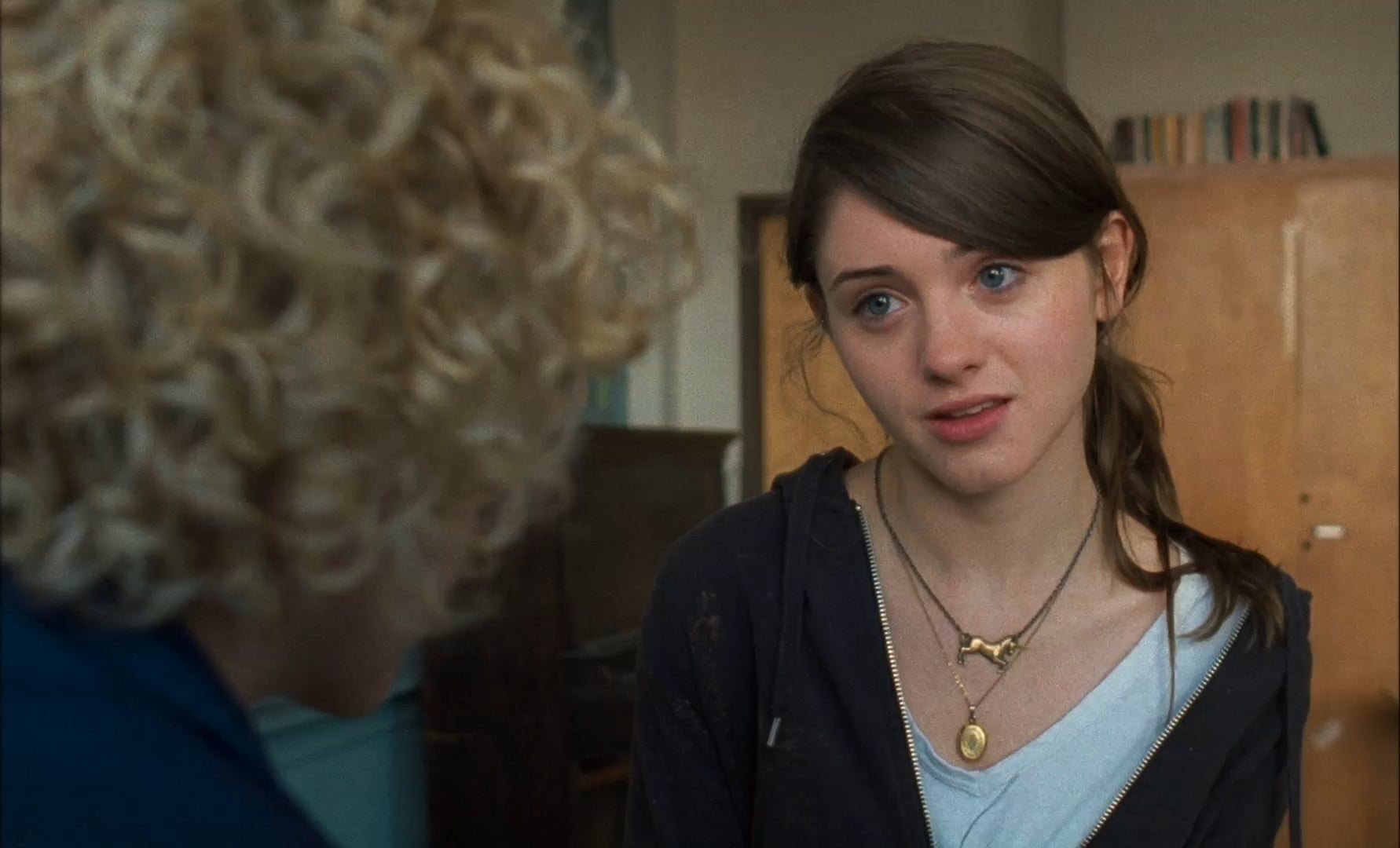 Natalia Dyer kissing Julia Garner Nude Sexy Video Leaked –