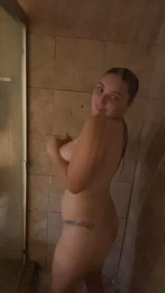 00GoddessBri Showing Her Nude Ass – 1