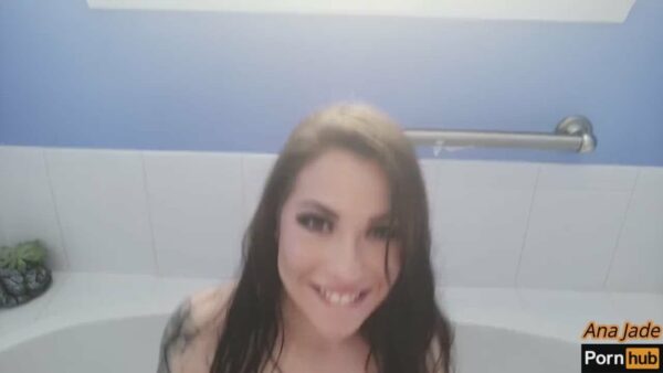 Homemade bath tub BJ with an eager cutie Nude Porn