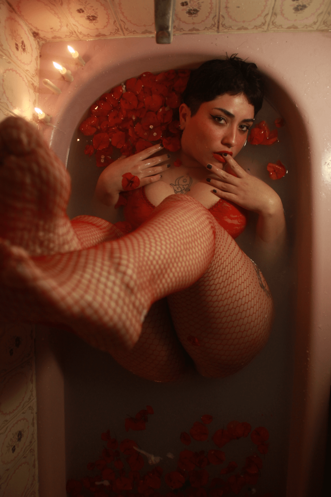 Do you wanna take a romantic bath with me? (@misscurvybrava)