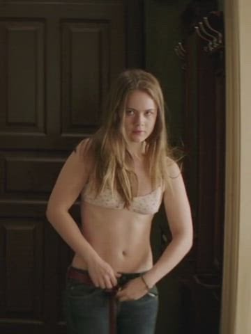 Hera Hilmar (Queen Maghra) forced to strip – An Ordinary