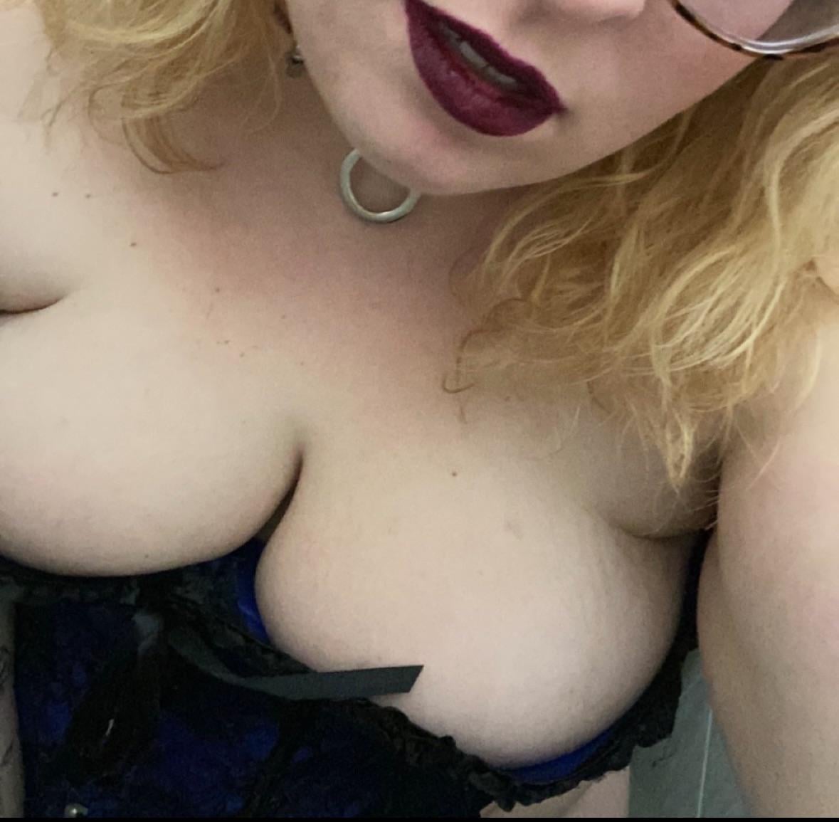 Love this corset (@bellebordeaux3) [OnlyFans] – Nude Sexy Photos Leaked