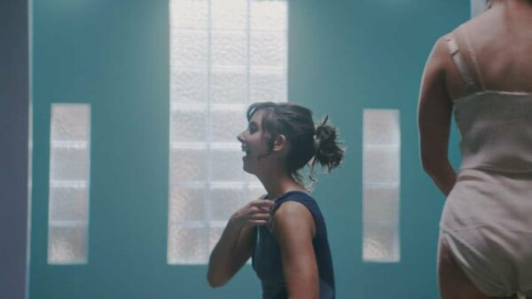 [Topless] Alison Brie in ‘GLOW’ s01e01 (2017) (34 years old)