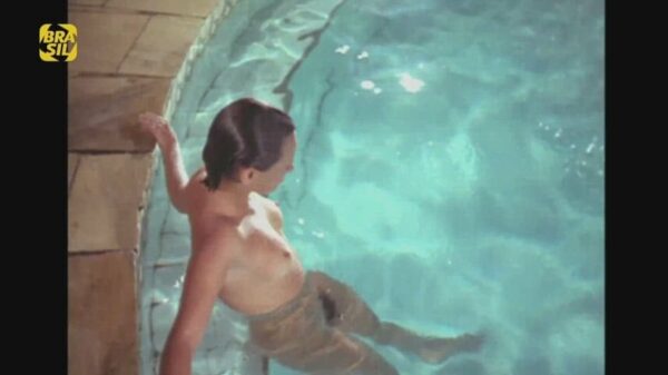 In the pool between the naked legs of Vanessa Alvez