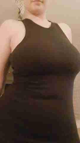 Few people expect such huge and heavy tits under this