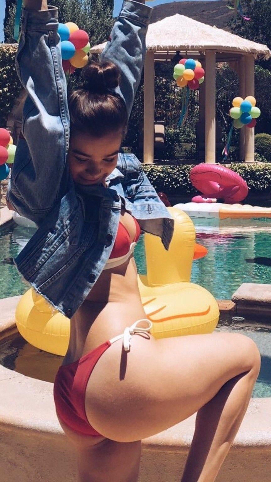 Hailee Steinfeld Photos Set