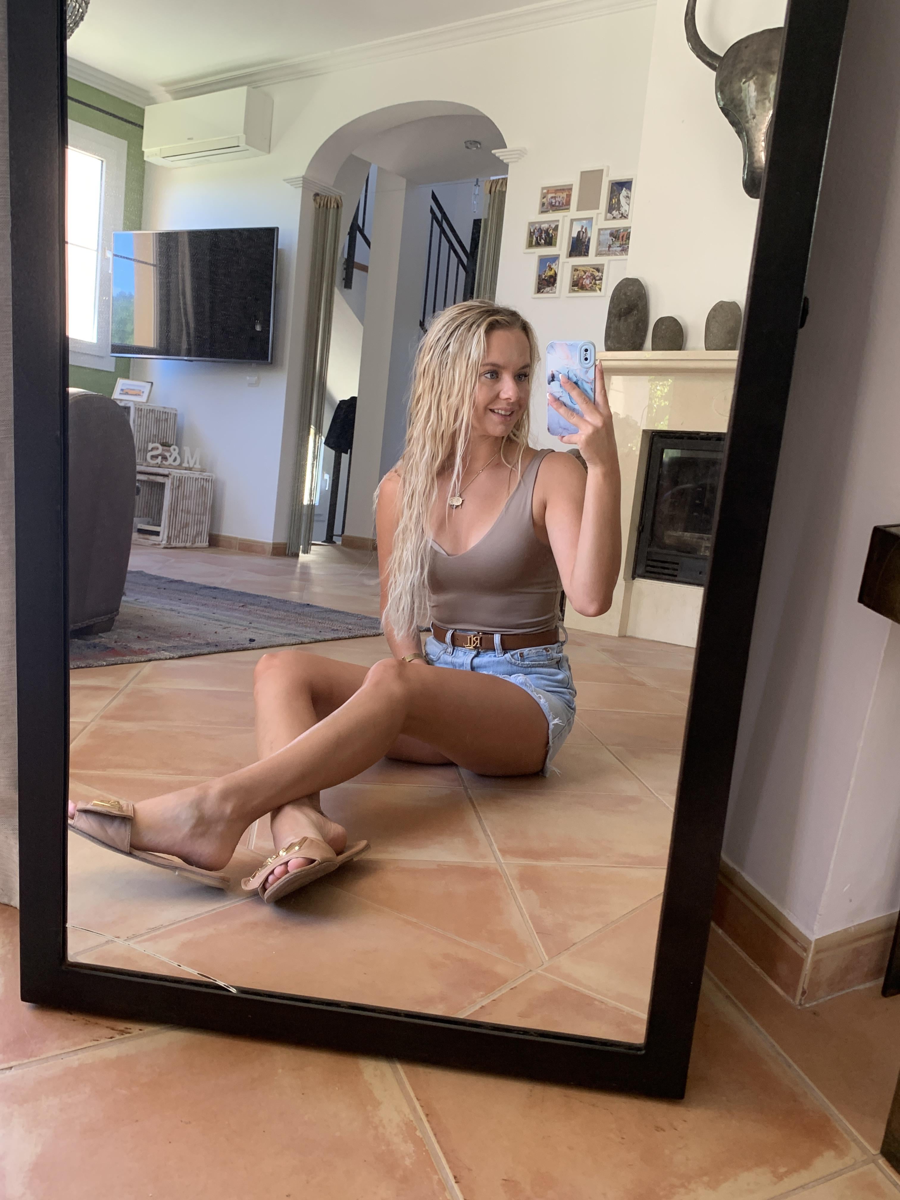 Jenni (@jennibluebutterfly) Nude Sexy Photo – 3