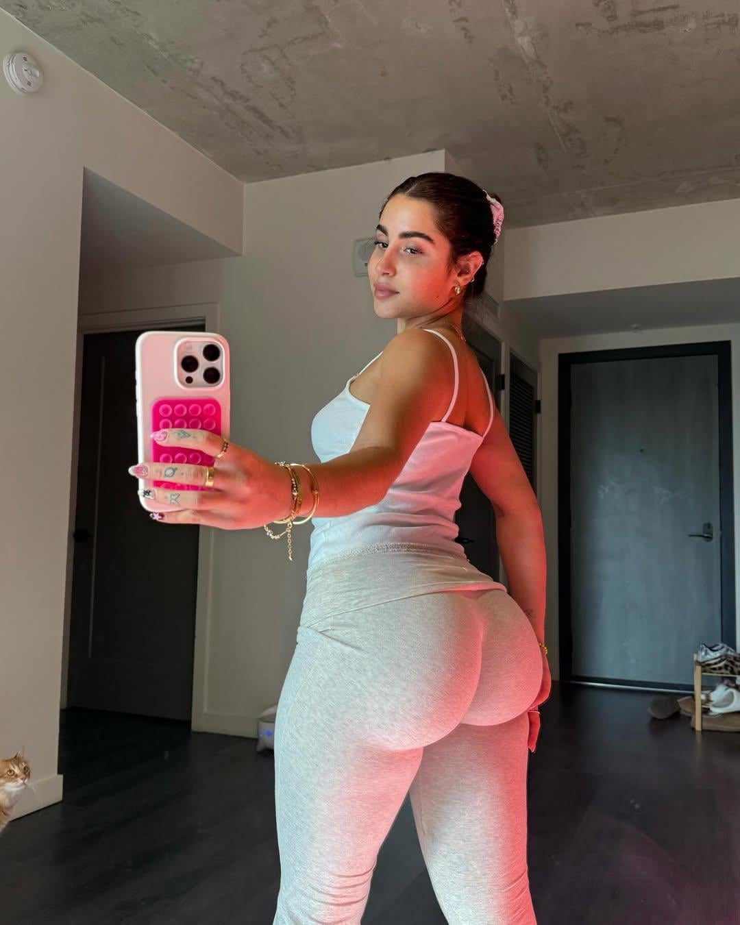 Angela (@angeelaalvarezz) Nude Sexy Photo – 235