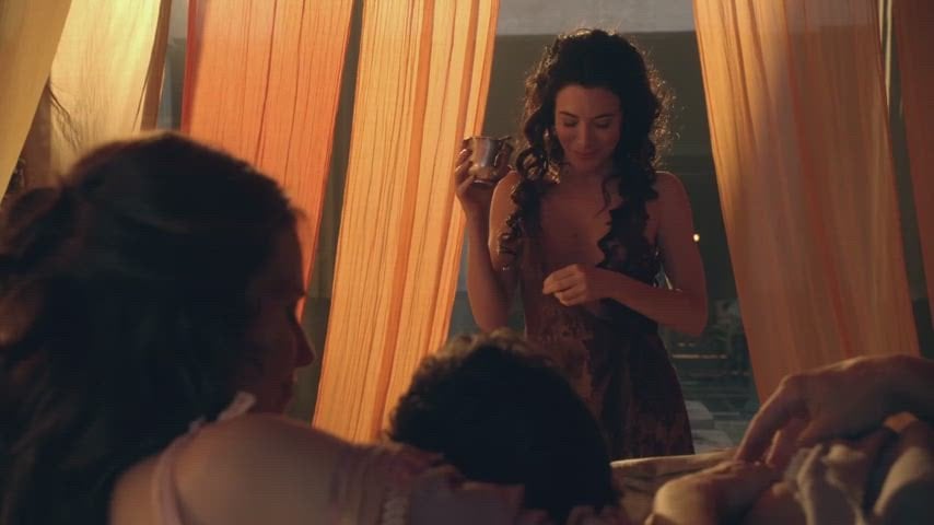 Lucy Lawless, Jaime Murray – Spartacus Gods of the Arena