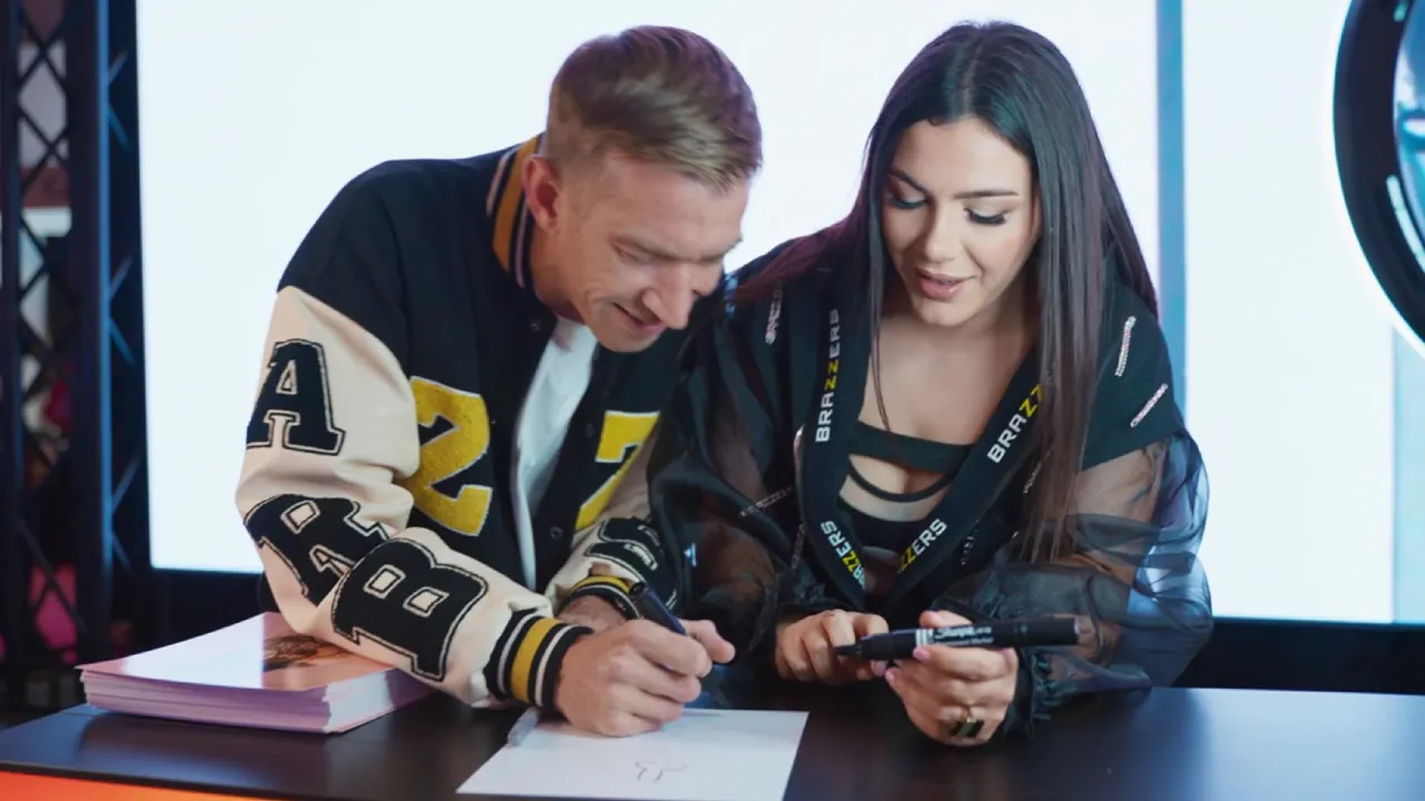 [BrazzersExxtra] Valentina Nappi – Valentina Takes Over Berlin Premium Porn