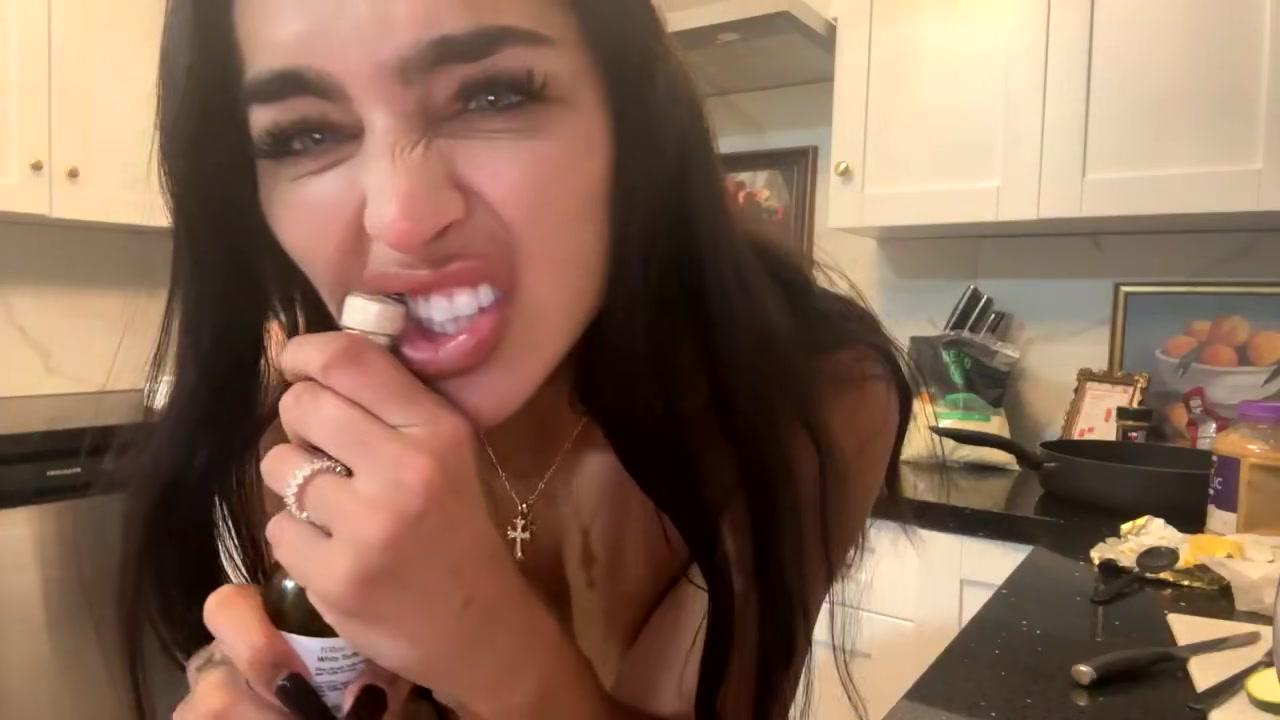 Emily Rinaudo Nude Kitchen Onlyfans Porn Video