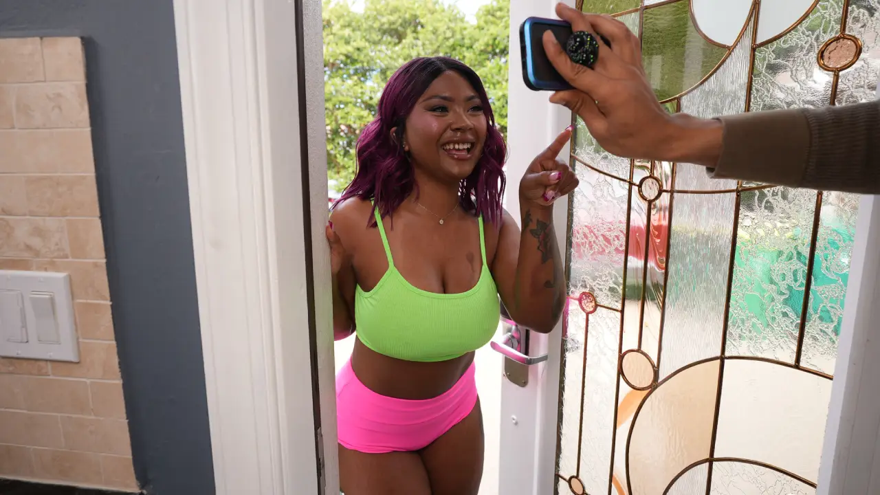 [AssParade] Avery Jane Surprises Fan With Booty Premium Porn Video