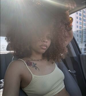 Rihannasforehead9