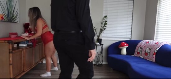 Badmiamimami – Gets Slammed On The Couch Ends Up Cumshot On Her Ass